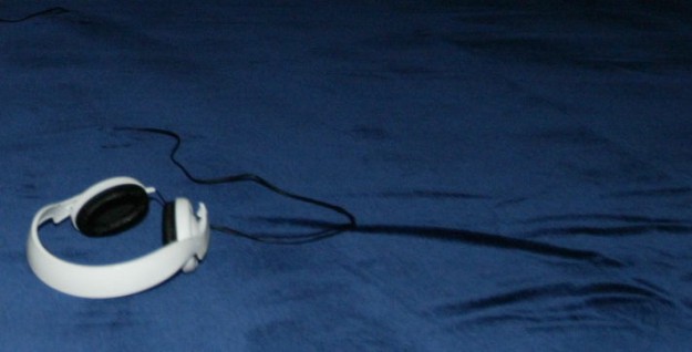 Dans les casques, l'alternance de baisers troublants par leur présence proche, et de rires éprouvants.