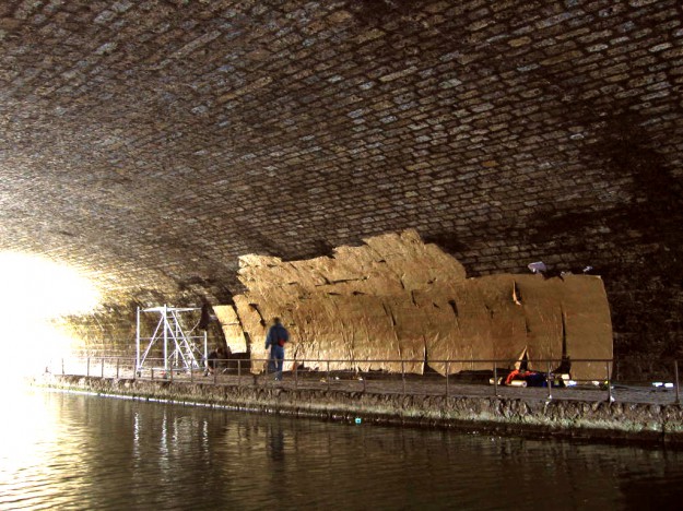 Pose d'une image de 12mètres par 4m50 sur un support très irrégulier. Ici la sous-couche de papier craft.  La nuit, le pont est le lieu d'une prostitution masculine. La mairie ne nettoie plus les crottes de chiens.