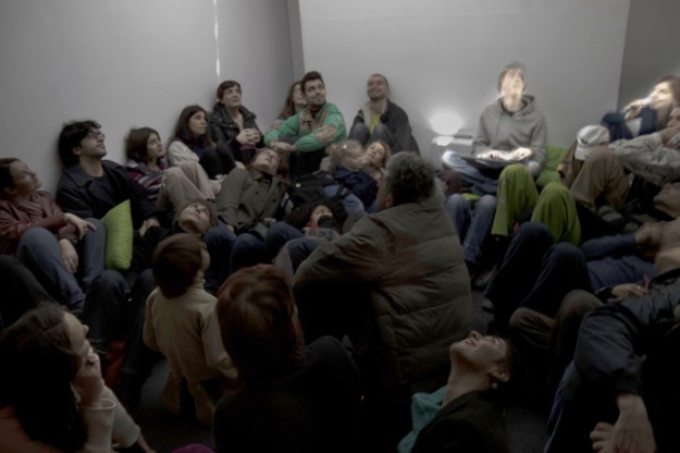 Performance à la Traverse : le nuage de mot est projeté au plafond. Gaël Cobert entre dans la machine les mots prononcés par Dorothée Volut, qui lit ce qu'elle voit et prononce ses interrogations.