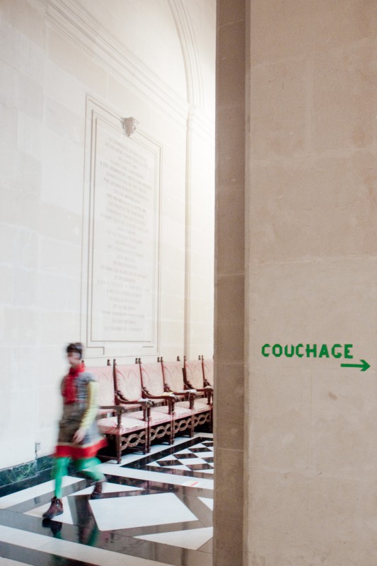 La chambre de commerce de Marseille a souhaité accueillir une exposition collective des artistes associés au GR-2013. Après avoir retiré son audio-guide à l'accueil, et lancé la lecture du fichier "Fiction Corporelle Marseille", le visiteur est invité à trouver un endroit où s'allonger.