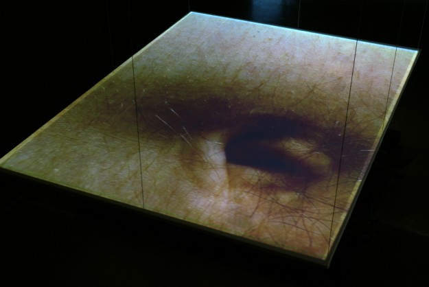 Là où tous les autres se rencontrent, c’est soi. Près c’est présent, enregistré c’est absent. Si près de l’absence, c’est ambigu. 