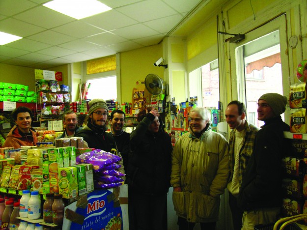 De gauche à droite : Jean-Baptiste Delahaye, (inconnu de passage), Sylvain Briend, L'épicier du bon coin, Fanette, Alain Derobe, Boris Nordmann, (inconnu de passage).