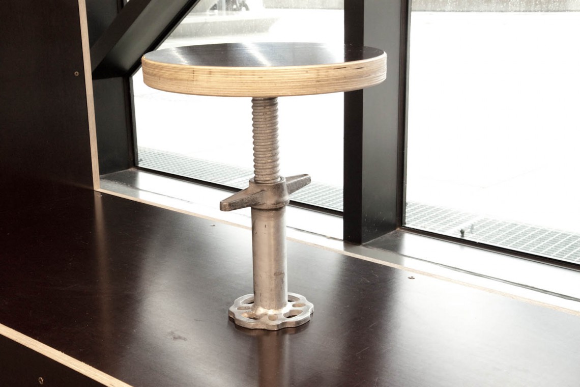 Le pied du tabouret est un pied d’échafaudage.