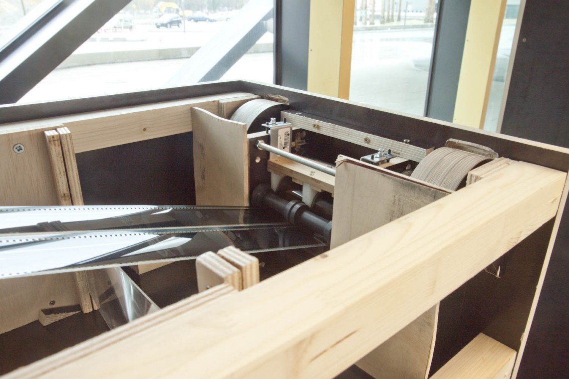 Les deux pellicules 70mm sont entrainées par des galets crantés, eux même entrainés par courroies.