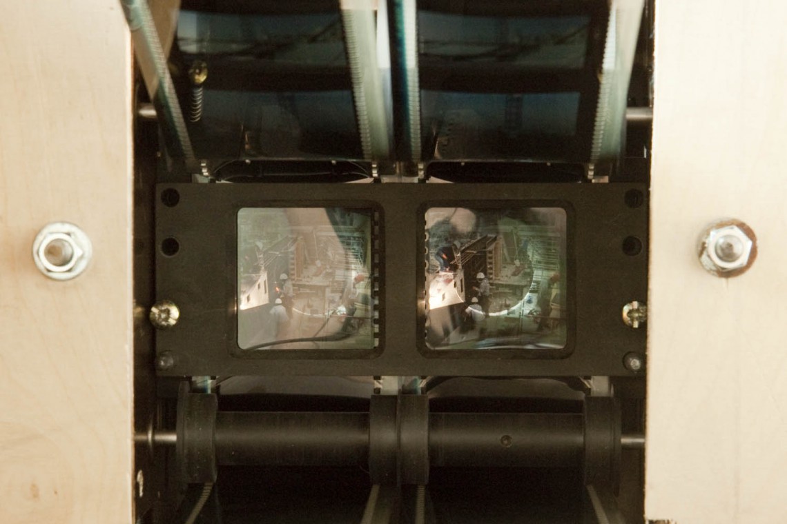 Le tirage de photos numériques sur des films 70mm est l’objet d’une collaboration spéciale avec le Laboratoire Arane, seul laboratoire en Europe qui maîtrise ce procédé dédié jusque-là au cinéma. Ces films offrent une très belle images, d'une précision et d'une profondeur de noir inégalée par un affichage éléctronique.