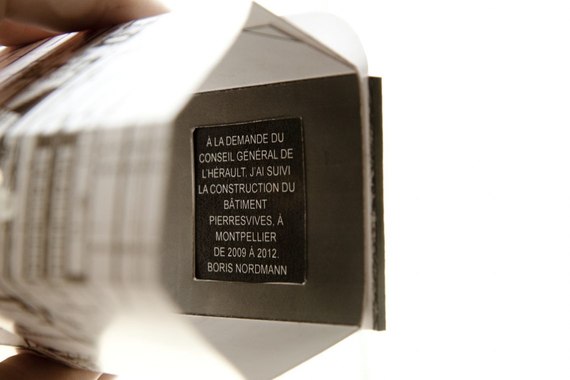 Le contexte du projet pictural est mentionné dans le passe-vue, comme un générique.