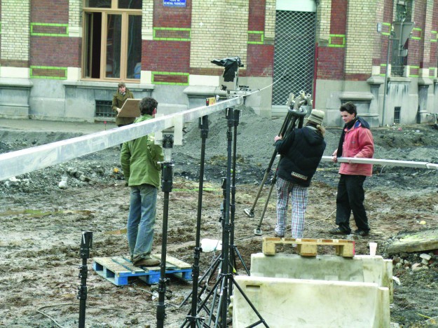 Puis la performance : Une photo tous les 7cm selon cette ligne, jusqu’à épuisement du budget de production. En pratique, 10 jours de prise de vue sur 350 mètres.