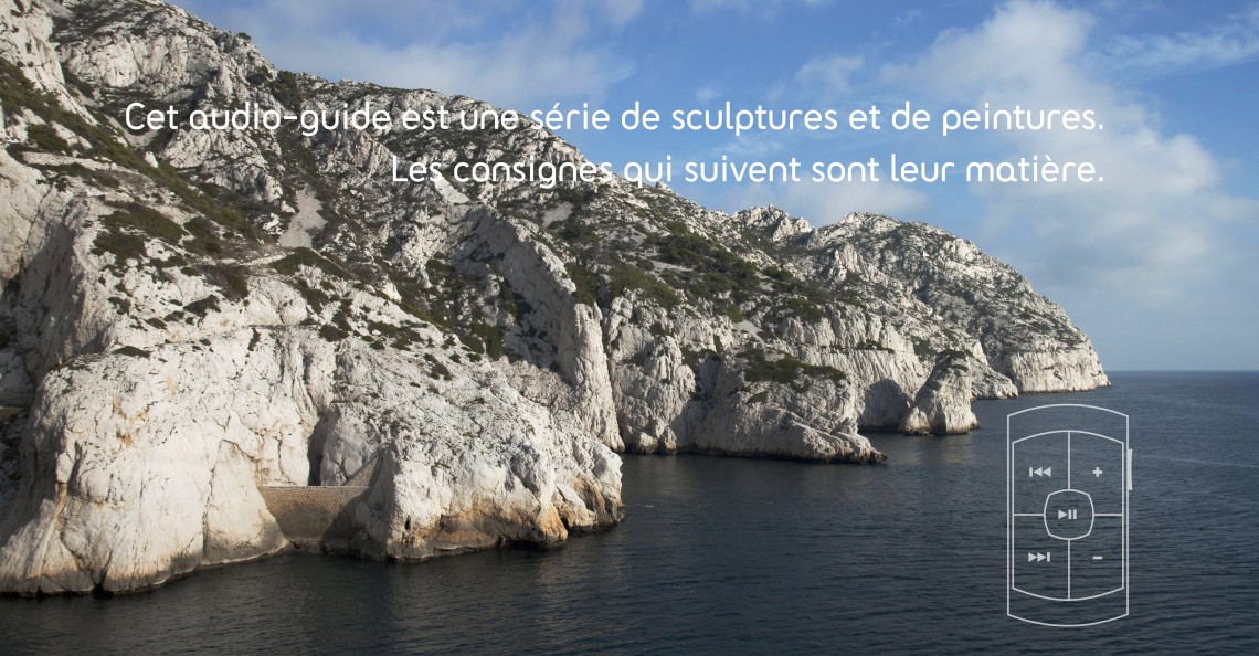 Photo d'une calanque à Marseille. On peut lire en incrusation : Cet audio-guide est une série de sculptures et de peintures. Les consignes qui suivent sont leur matière.